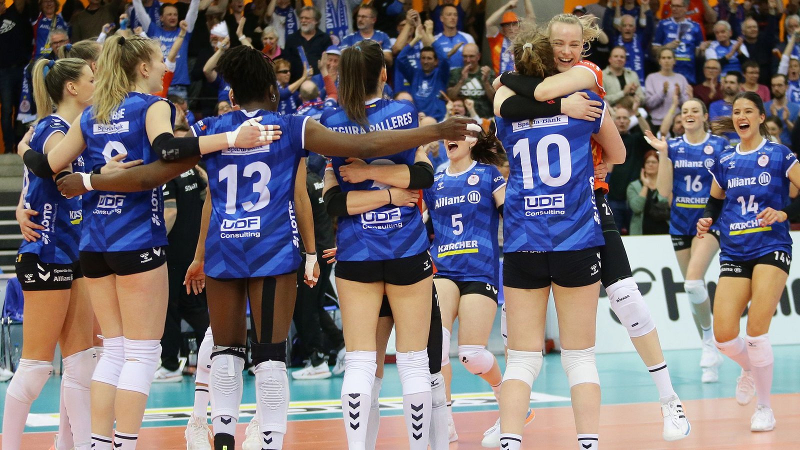 Jubel ohne Ende: Die Stuttgarter Volleyballerinnen haben in dieser Saison alle drei nationalen Titel gewonnen.Foto: Baumann/Hansjürgen Britsch