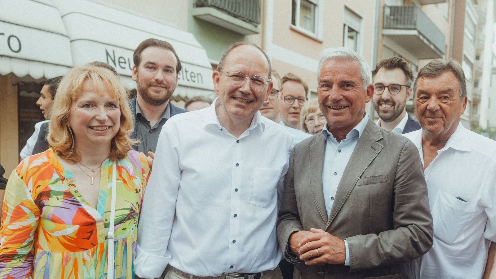 Die Wahl von Christian Specht (vorne links) zum Oberbürgermeister von Mannheim endete mit 500 Stimmen Vorsprung denkbar knapp. Aber immerhin hatte Landeschef Thomas Strobl (vorne rechts) endlich mal Grund zur Freude.Foto: Shout Media/Stefan Schreier Die Wahl von Christian Specht (vorne links) zum Oberbürgermeister von Mannheim endete mit 500 Stimmen Vorsprung denkbar knapp. Aber immerhin hatte Landeschef Thomas Strobl (vorne rechts) endlich mal Grund zur Freude.Foto: Shout Media/Stefan Schreier