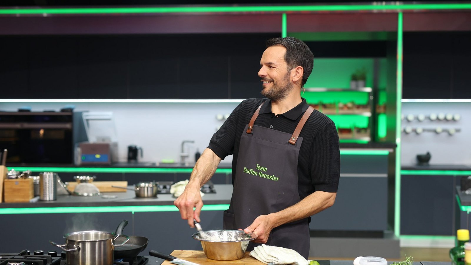 Für Steffen Henssler startet "The Taste" in Folge 2 so richtig.Foto: Joyn /Benedikt Müller Für Steffen Henssler startet "The Taste" in Folge 2 so richtig.Foto: Joyn /Benedikt Müller