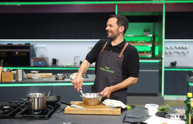 Für Steffen Henssler startet "The Taste" in Folge 2 so richtig.<span class='image-autor'>Foto: Joyn /Benedikt Müller</span>