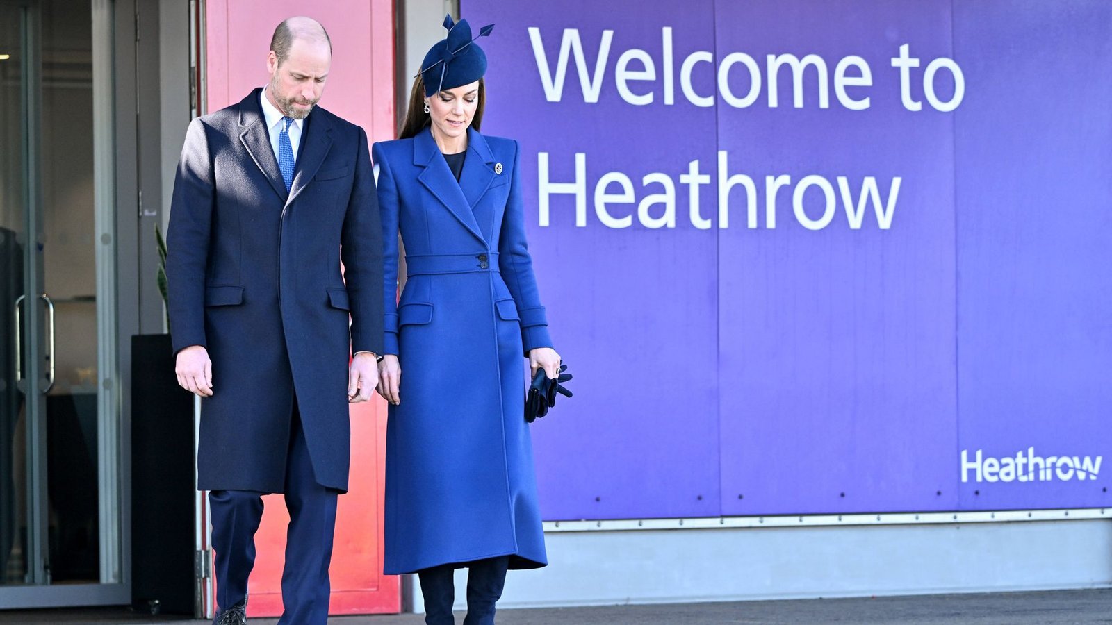Dezember: Prinz William und Prinzessin Kate empfangen den deutschen Bundespräsidenten und seine Frau höchstpersönlich am Flughafen. Und wenn es ein „Signature Piece“ aus Prinzessin Kates Garderobe gibt, dann ist es der Alexander-McQueen-Mantel mit dem einen Knopf – die 43-Jährige hat ihn in Blau und (siehe St. Patrick’s Day) und Flaschengrün.Foto: IMAGO/Avalon.red