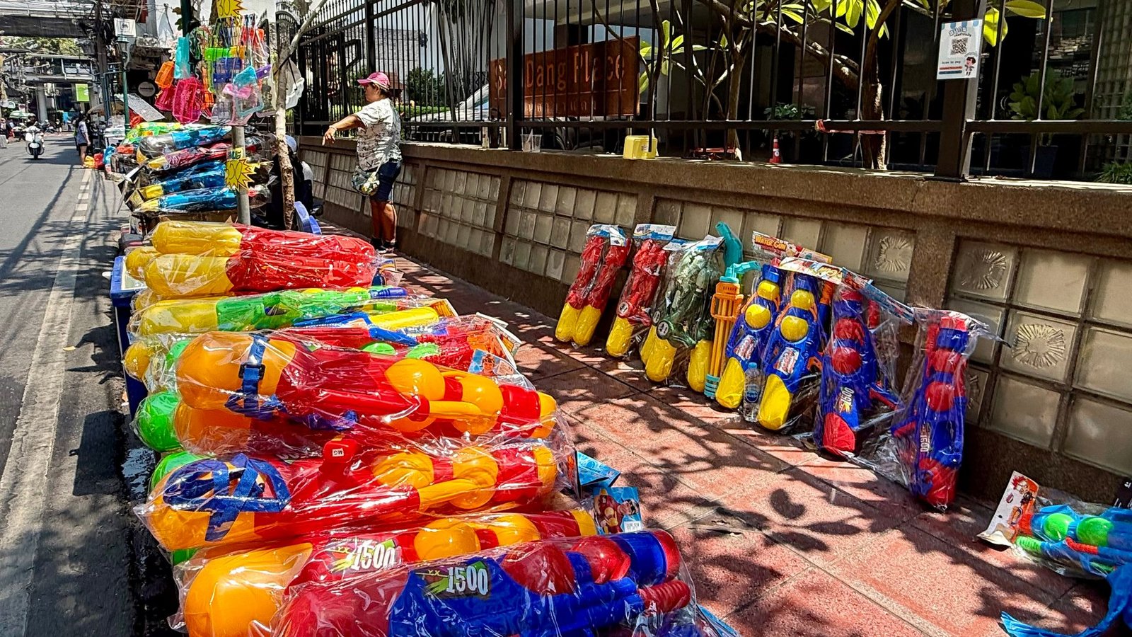 Schon seit Tagen standen landesweit kunterbunte Wasserpistolen zum Verkauf.Foto: Carola Frentzen/dpa