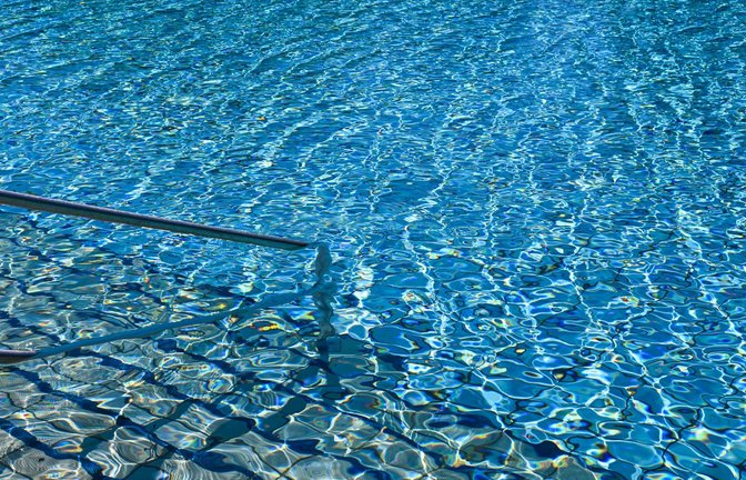 Die Ursachen des Badeunfalls sind bislang ungeklärt. (Symbolbild)<span class='image-autor'>Foto: dpa/Jens Kalaene</span>