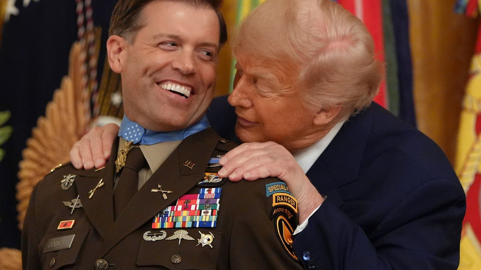 US-Präsident Donald Trump (r) verleiht dem pensionierten Major der Armee Nicholas Dockery im East Room des Weißen Hauses die Ehrenmedaille.Foto: Jacquelyn Martin/AP/dpa US-Präsident Donald Trump (r) verleiht dem pensionierten Major der Armee Nicholas Dockery im East Room des Weißen Hauses die Ehrenmedaille.Foto: Jacquelyn Martin/AP/dpa