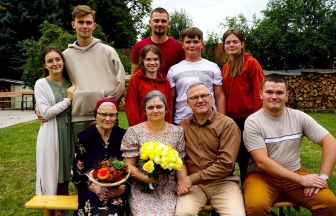 Liliya Klassen (vorne 2. von links) mit ihrem Mann, ihrer Mutter und ihren Kindern<span class='image-autor'>Foto: privat</span>