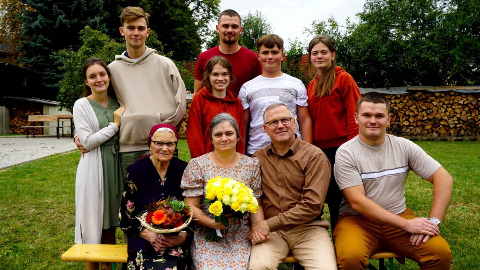 Liliya Klassen (vorne 2. von links) mit ihrem Mann, ihrer Mutter und ihren KindernFoto: privat Liliya Klassen (vorne 2. von links) mit ihrem Mann, ihrer Mutter und ihren KindernFoto: privat