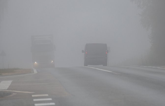 Bei dichtem Nebel sind sich viele Autofahrer unsicher, welches Licht sie benutzen sollen. Alles Wichtige dazu erfahren Sie hier.<span class='image-autor'>Foto: Edijs K / Shutterstock.com</span>
