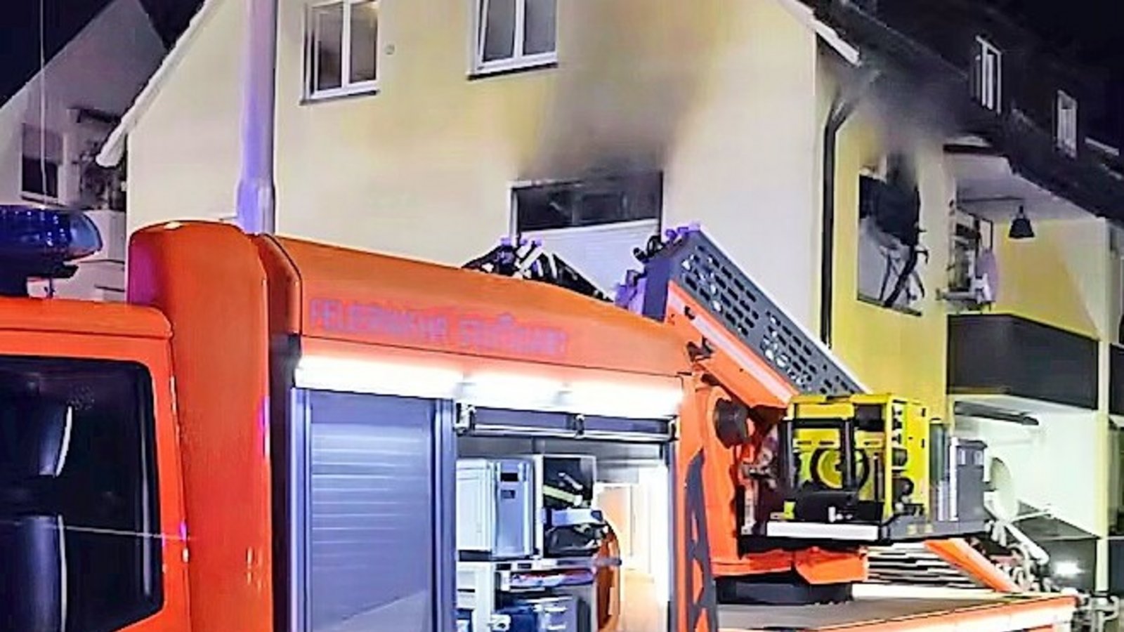 Die Feuerwehr rückt am Dienstag mit drei Löschzügen zu dem Wohnungsbrand in Feuerbach aus.Foto: KS Images/z