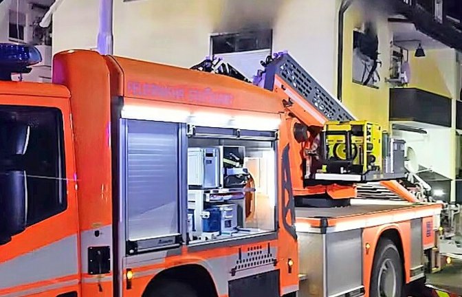 Die Feuerwehr rückt am Dienstag mit drei Löschzügen zu dem Wohnungsbrand in Feuerbach aus.<span class='image-autor'>Foto: KS Images/z</span>