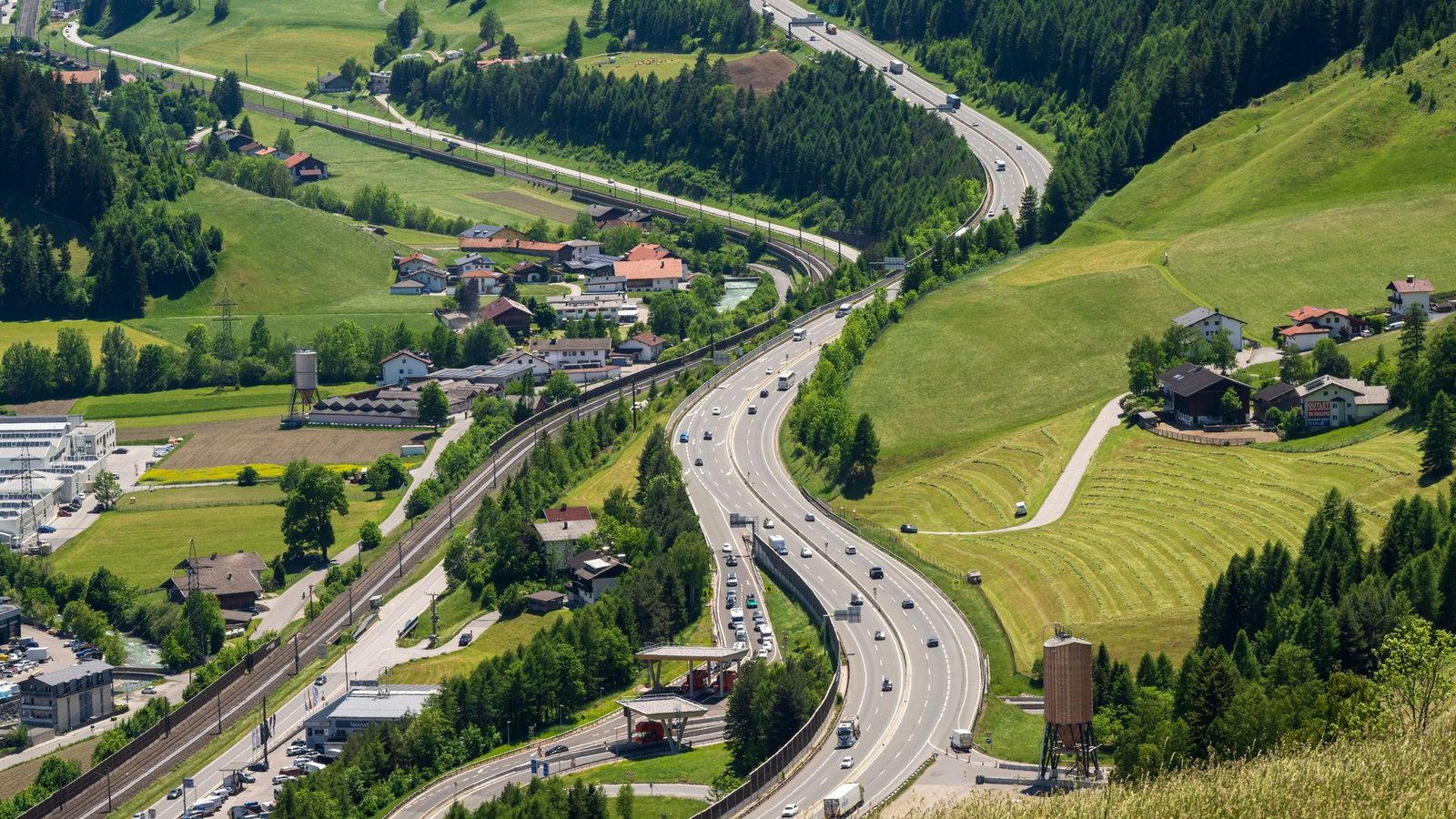Die Brenner-Autobahn ist die verkehrsreichste Nord-Süd-Verbindung der Alpen.Foto: Peter Kneffel/dpa Die Brenner-Autobahn ist die verkehrsreichste Nord-Süd-Verbindung der Alpen.Foto: Peter Kneffel/dpa