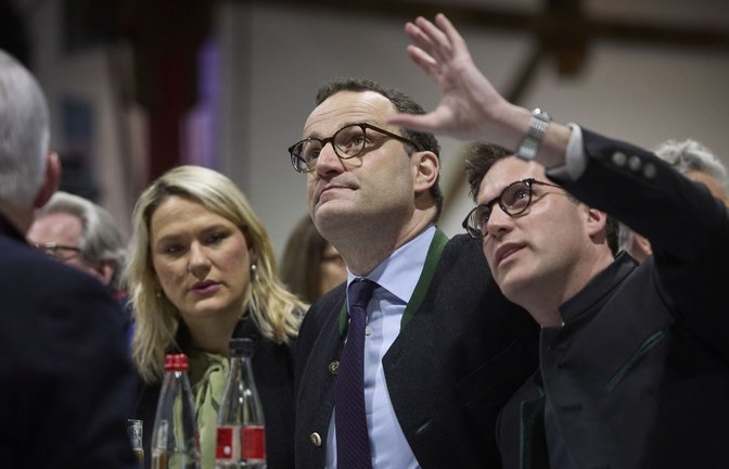 Jens Spahn (Mitte) und CDU-Landeschef Manuel Hagel im vergangenen Jahr beim politischen Aschermittwoch in Fellbach.<span class='image-autor'>Foto: Gottfried Stoppel</span>
