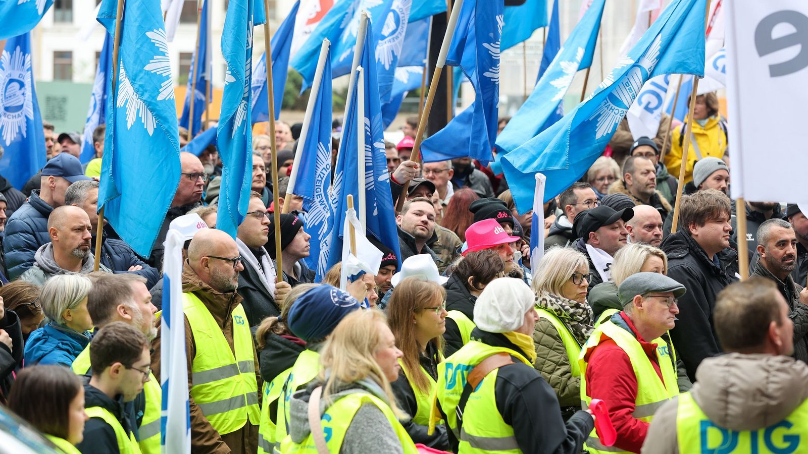 Auch für die Pensionäre sind die Beamten in der Tarifrunde auf die Straße gegangen.Foto: dpa/Bodo Marks