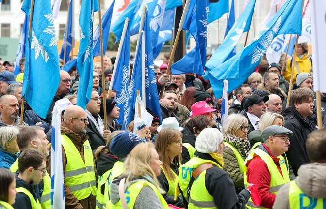 Auch für die Pensionäre sind die Beamten in der Tarifrunde auf die Straße gegangen.<span class='image-autor'>Foto: dpa/Bodo Marks</span>