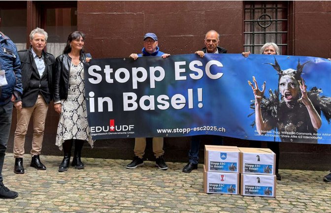4203 Unterschriften haben die Aktivisten der EDU im Basler Rathaus übergeben. Am Sonntag wird abgestimmt.<span class='image-autor'>Foto: /privat</span>