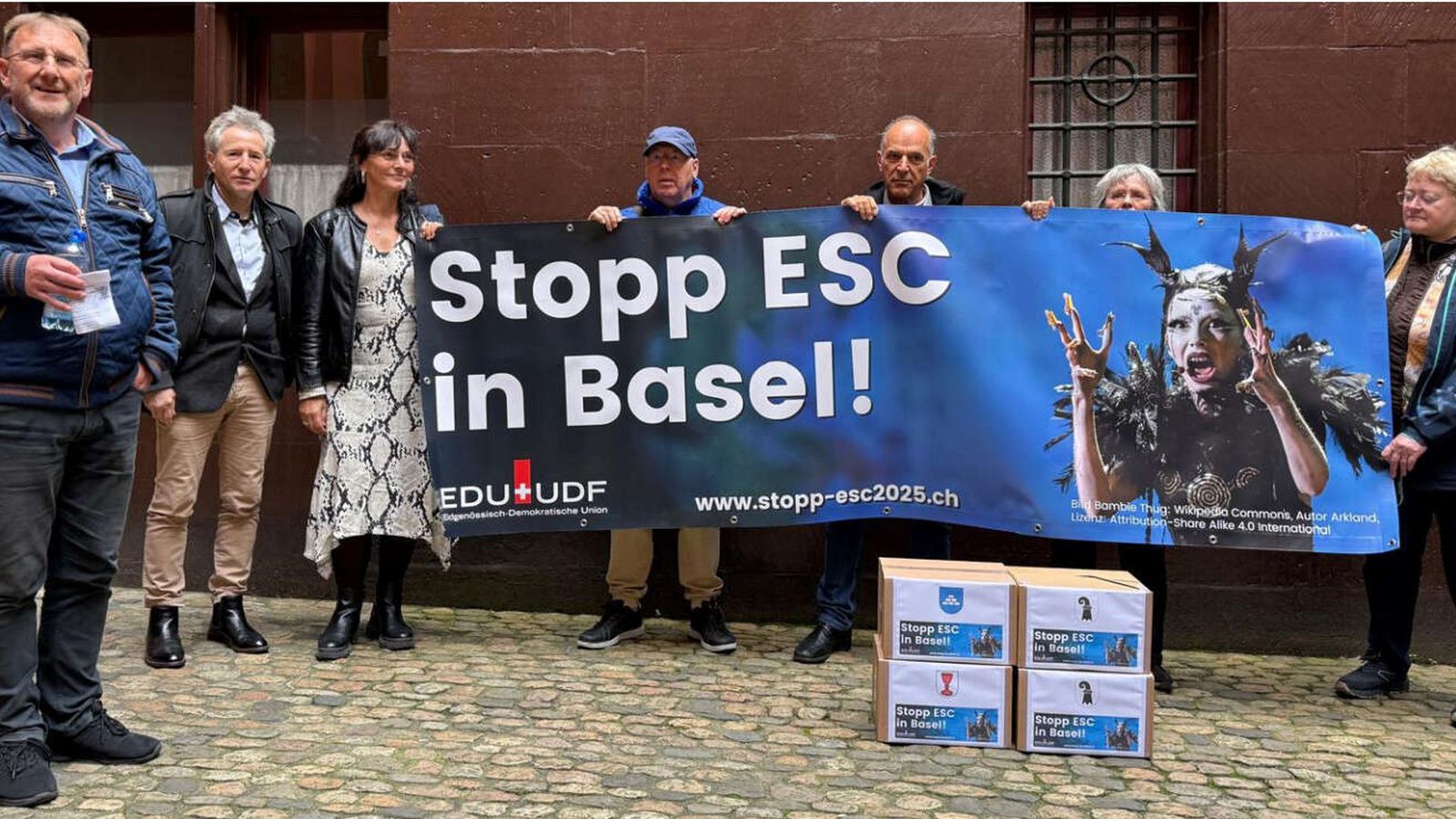 4203 Unterschriften haben die Aktivisten der EDU im Basler Rathaus übergeben. Am Sonntag wird abgestimmt.Foto: /privat 4203 Unterschriften haben die Aktivisten der EDU im Basler Rathaus übergeben. Am Sonntag wird abgestimmt.Foto: /privat