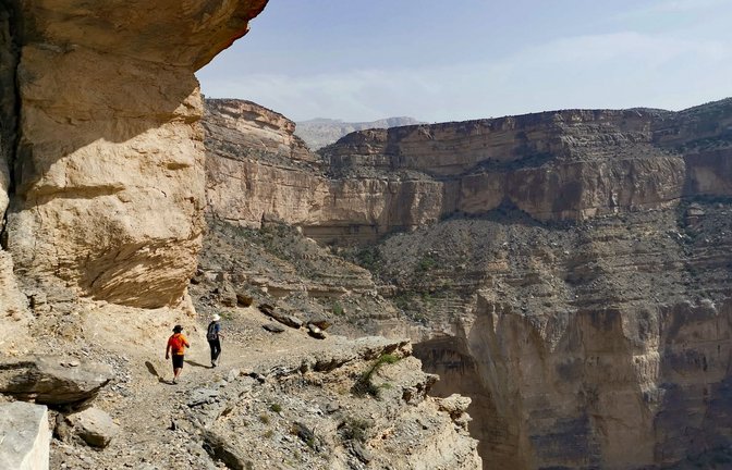 Der Balcony Walk ist ein spektakulärer Wanderweg, der in schwindelerregender Höhe am Grand Canyon des  Oman, dem Wadi Nakhar, entlangführt. Ziel ist eine grüne Oase mit sprudelnder Wasserquelle und Olivenhain.<span class='image-autor'>Foto: Jutta Lemcke</span>