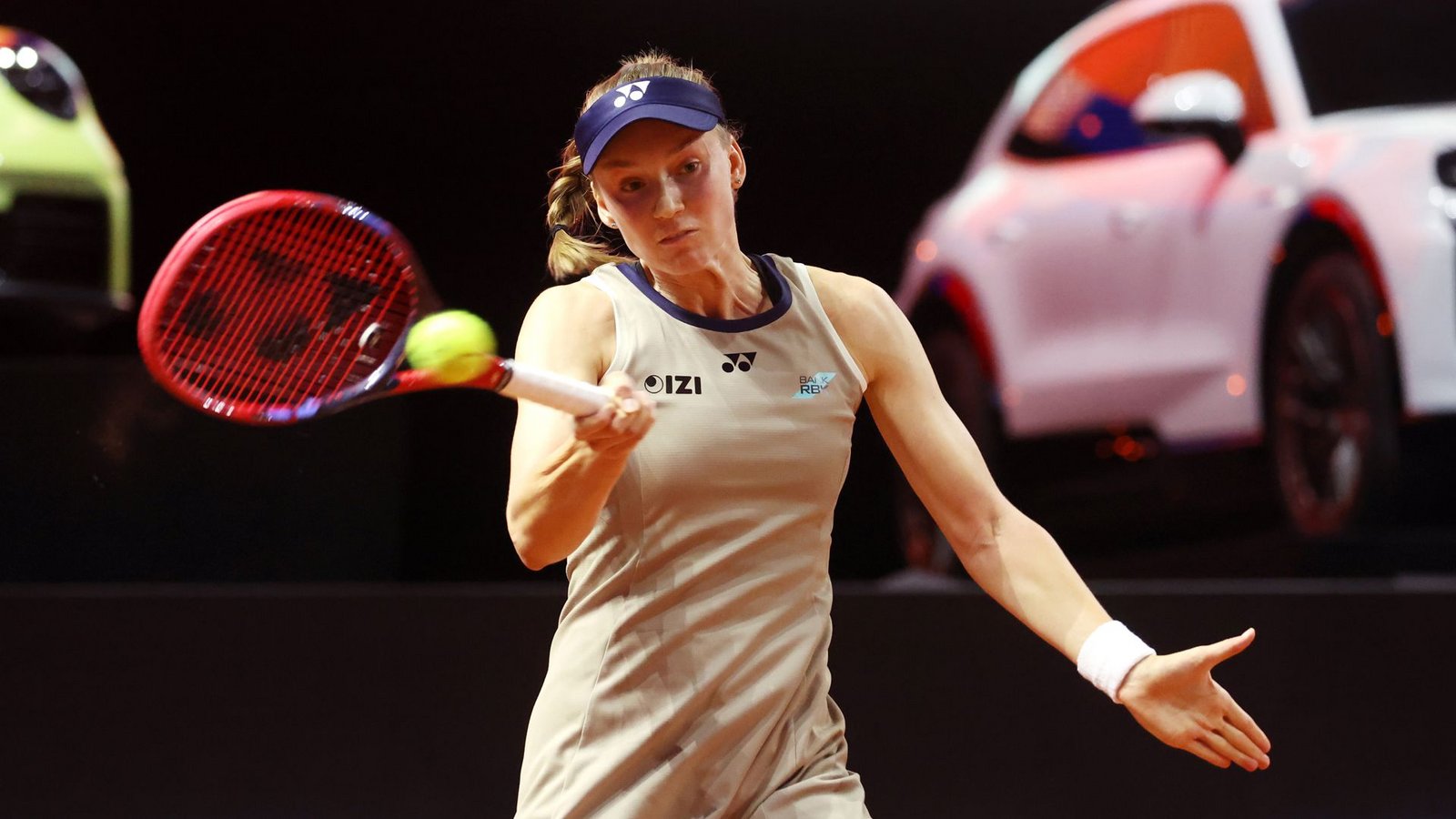 Die topgesetzte Kasachin Elena Rybakina liefert sich im Viertelfinale ein nervenaufreibendes Match gegen ihre Kontrahentin Leylah Fernandez aus Kanada. Nach fast drei Stunden besiegt Rybakina Fernandez in drei Sätzen knapp mit 7:6, 6:4 und 7:6. Dabei wehrt die 26-jährige Kasachin zwei Matchbälle ab, kommt aber trotz des Satzrückstandes noch einmal zurück. Dieses Spiel ebnet ihr später den Weg ins Finale.Foto: Baumann/Julia Rahn