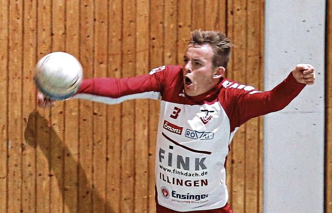 Voller Einsatz: Nils Hantke spielt den Ball unmittelbar vor der Wand der 1-2-3-Halle. Nach dem Überraschungssieg gegen den TV Schweinfurt-Oberndorf muss der TVV in Käfertal ran. Foto: Küppers