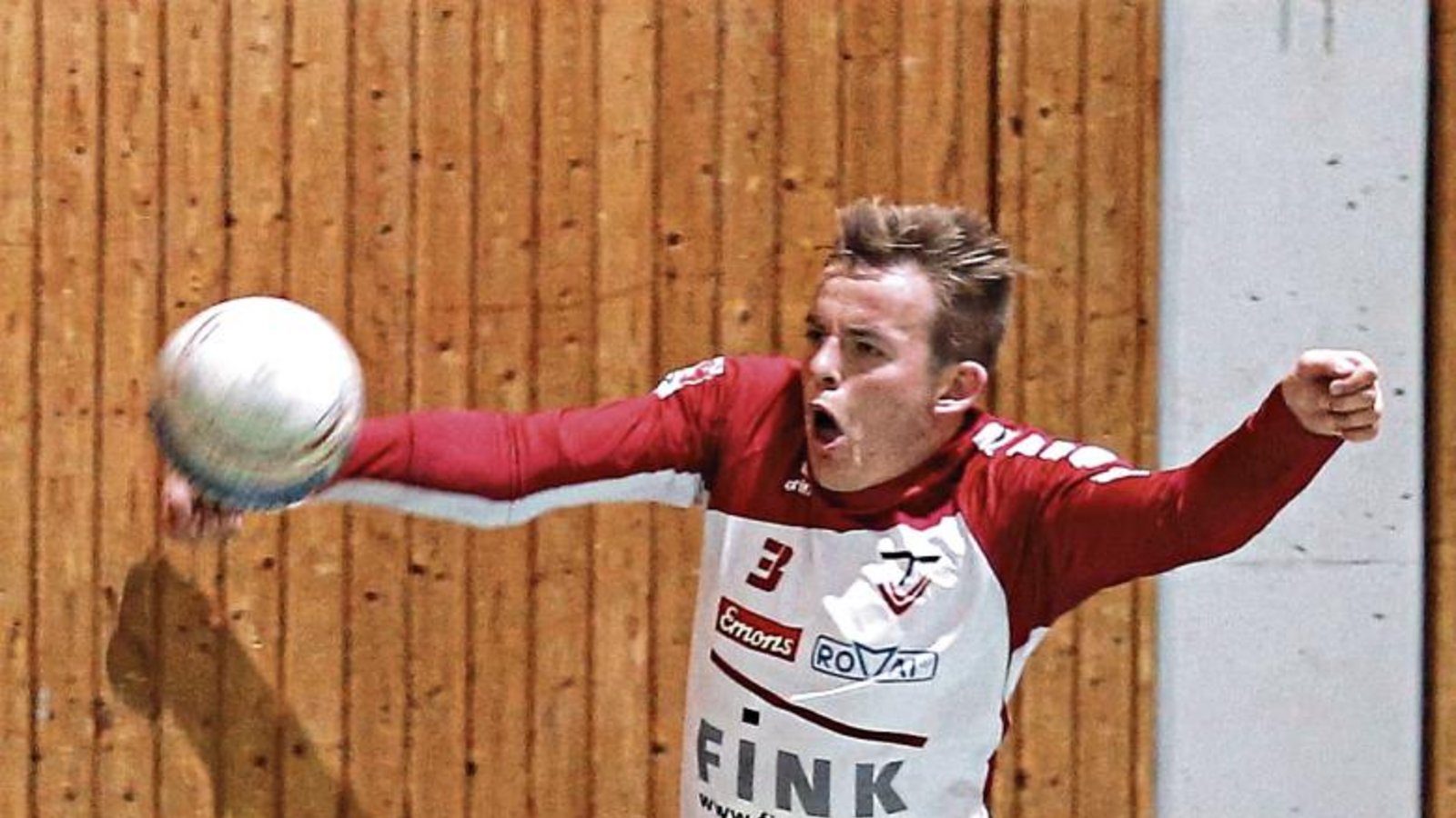 Voller Einsatz: Nils Hantke spielt den Ball unmittelbar vor der Wand der 1-2-3-Halle. Nach dem Überraschungssieg gegen den TV Schweinfurt-Oberndorf muss der TVV in Käfertal ran. Foto: Küppers