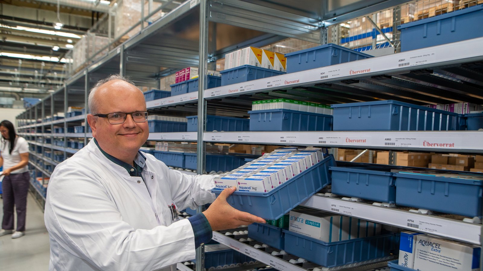 Chefapotheker Dr. Andreas Reimer hat im RKH-Logistikzentrum in Ludwigsburg den Überblick. Foto: Bürkle Chefapotheker Dr. Andreas Reimer hat im RKH-Logistikzentrum in Ludwigsburg den Überblick. Foto: Bürkle