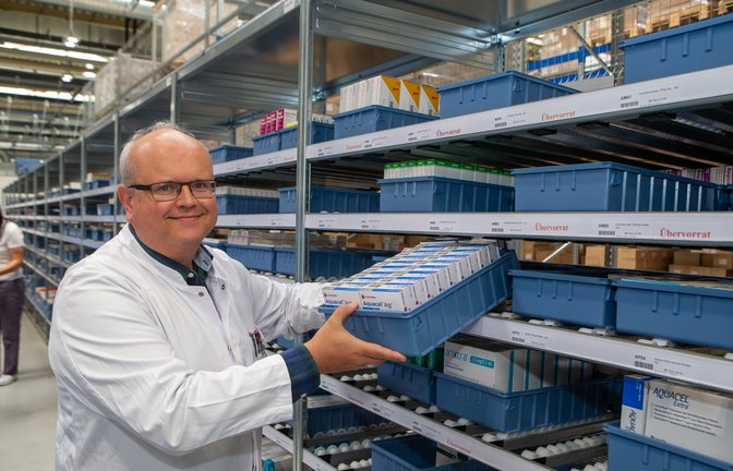 Chefapotheker Dr. Andreas Reimer hat im RKH-Logistikzentrum in Ludwigsburg den Überblick.  <span class='image-autor'>Foto: Bürkle</span>