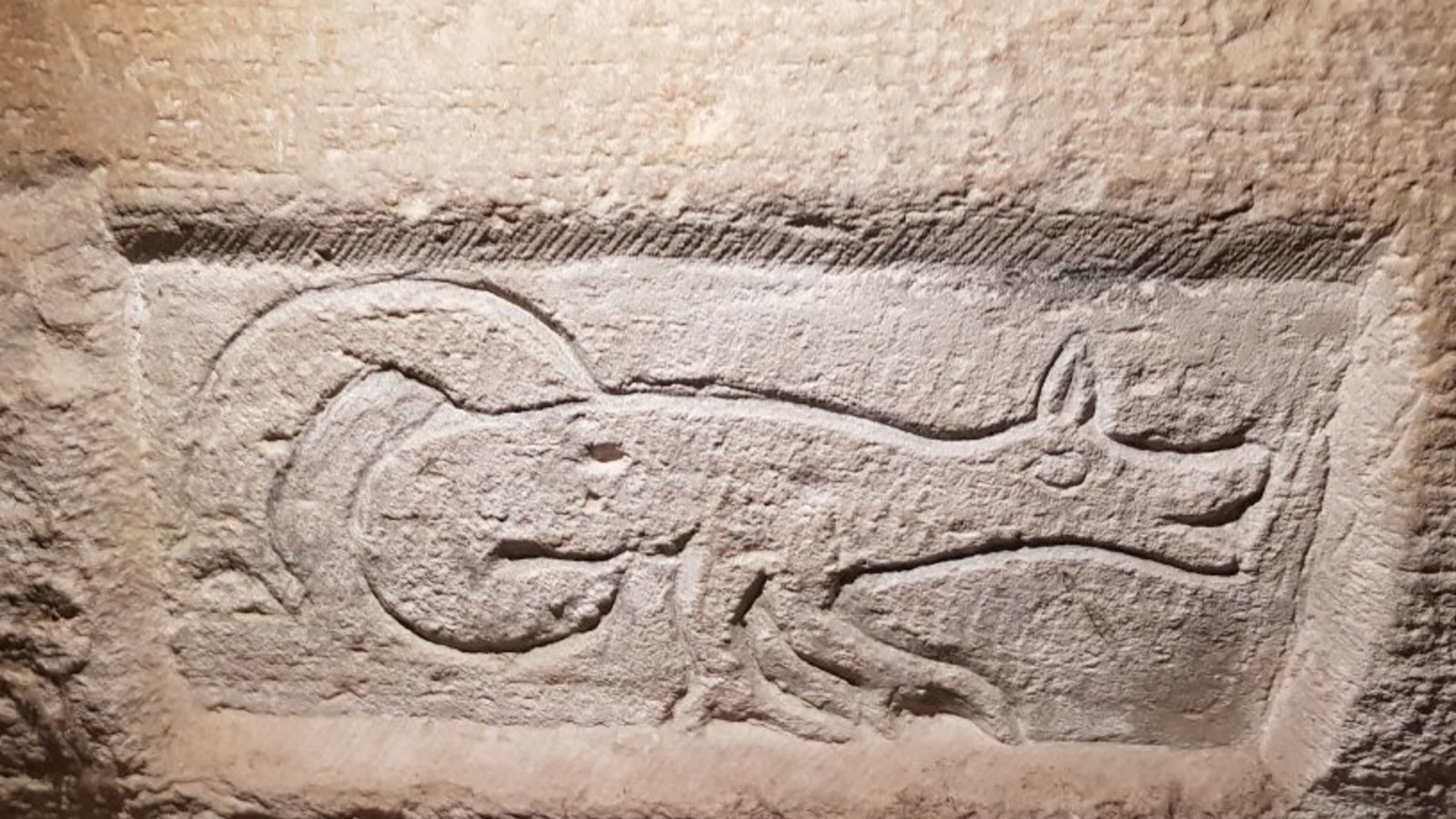 Basilisk bannt im Kreuzgang das Böse. Basilisk bannt im Kreuzgang das Böse.
