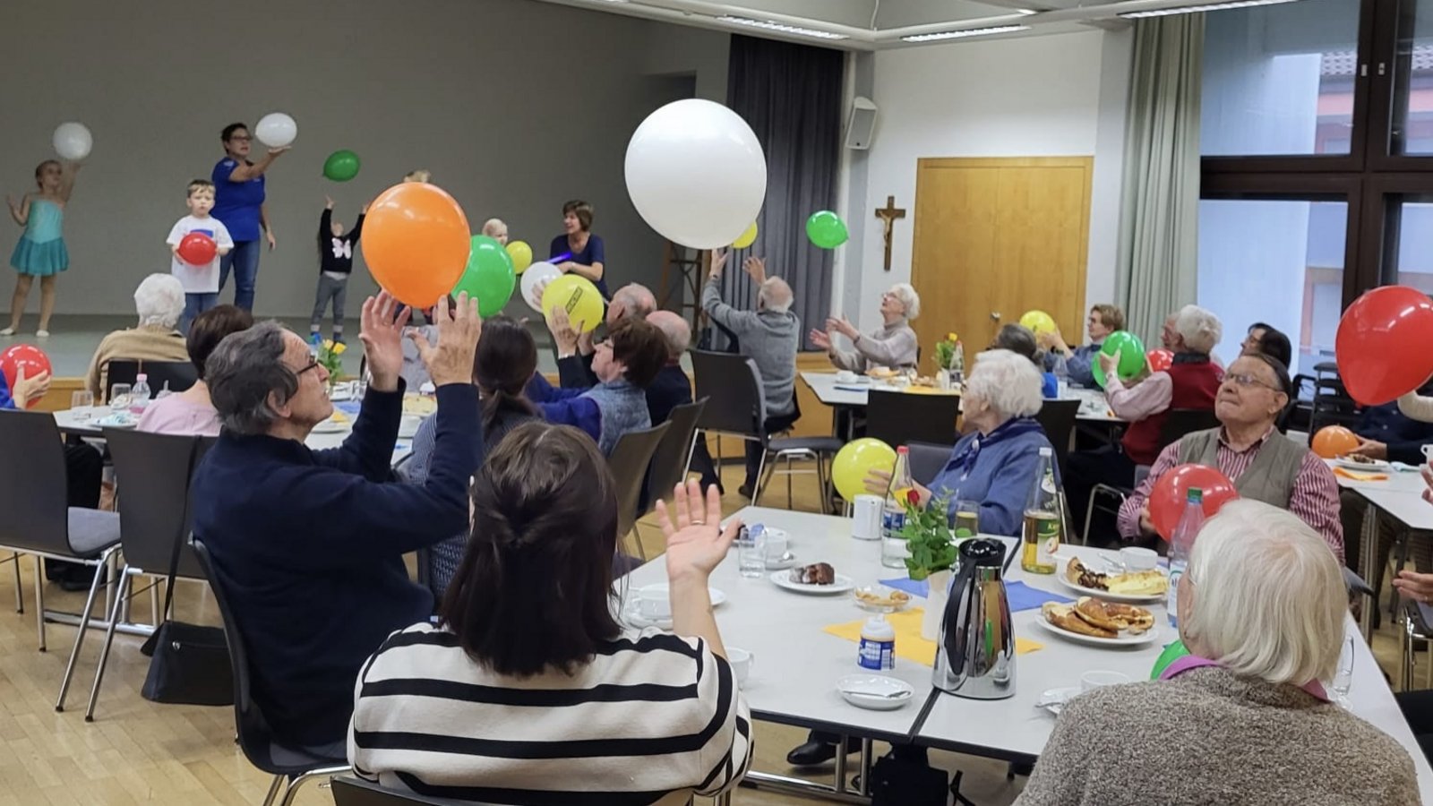 Seniorennachmittag Sachsenheim TV Sersheim Kinder Turnen Luftballons Gymnastik Foto:p