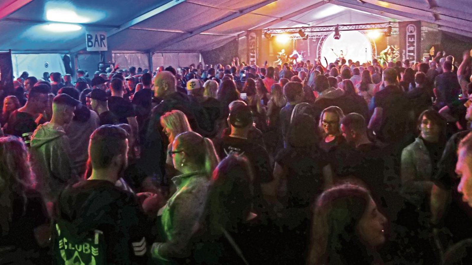 Am Samstagabend wird im Hard-Rock-Zelt in den Enzgärten gefeiert wie vor Pandemiezeiten Fotos: Friedrich