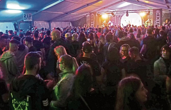 Am Samstagabend wird im Hard-Rock-Zelt in den Enzgärten gefeiert wie vor Pandemiezeiten Fotos: Friedrich