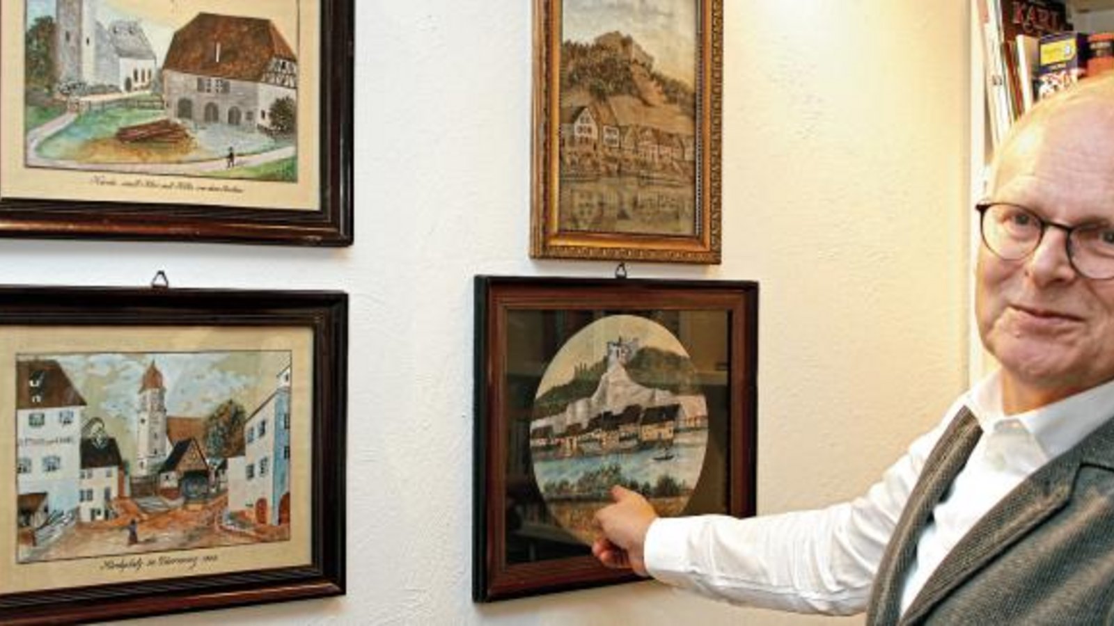 Als ursprünglichen Dürrmenzer erfreuen Karl Röckinger solche Ansichten von Alt-Dürrmenz immer wieder. Die Aquarelle sind teils über 110 Jahre alt. Foto: Kollros