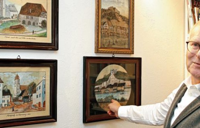 Als ursprünglichen Dürrmenzer erfreuen Karl Röckinger solche Ansichten von Alt-Dürrmenz immer wieder. Die Aquarelle sind teils über 110 Jahre alt. Foto: Kollros