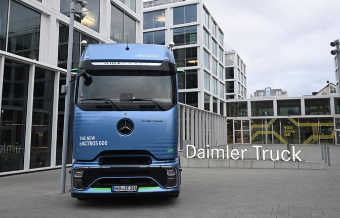 Geklagt hatte eine weibliche Führungskraft bei Daimler Truck, der nun 210.000 Euro zugesprochen wurden.<span class='image-autor'>Bernd Weißbrod/dpa</span>