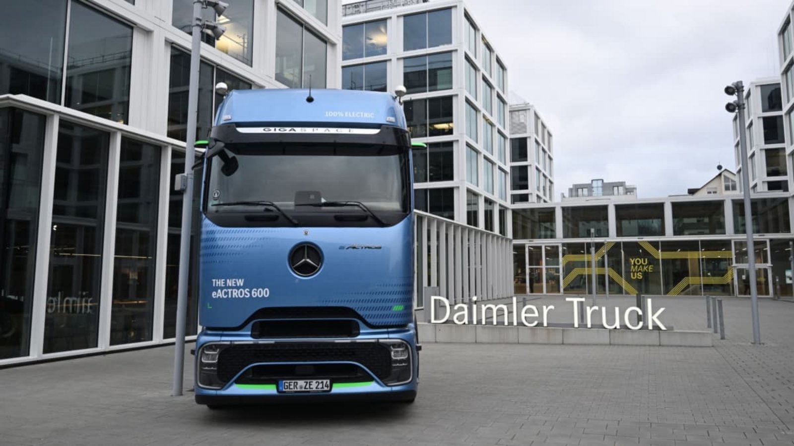 Geklagt hatte eine weibliche Führungskraft bei Daimler Truck, der nun 210.000 Euro zugesprochen wurden.Bernd Weißbrod/dpa