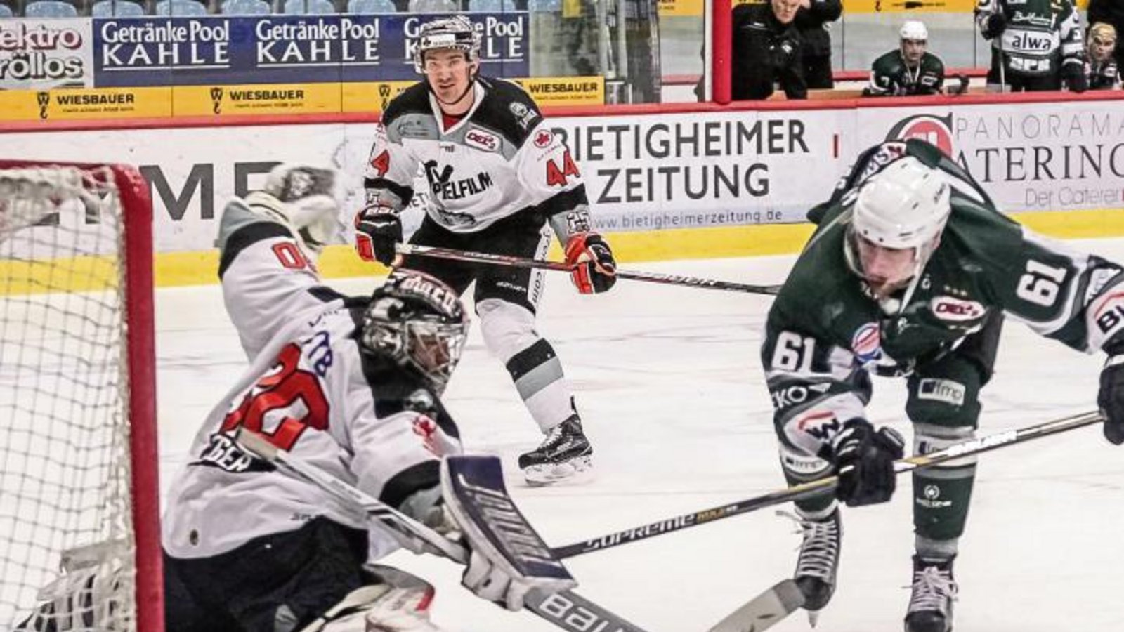 Knapp daneben: Sebastian Alt schlägt den Puck am Löwen-Tor vorbei. Foto: Simecek