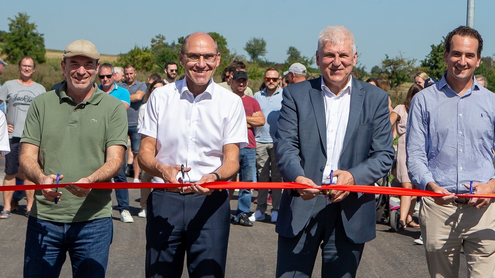 Einweihung des Baugebiets Schrannenäcker West in Oberriexingen (von links): Erich Bannert, stellvertretender Bürgermeister; Luigi Lo Brutto, Firma KBM; Werner König, Prokurist Bietigheimer Wohnungsbau; Gerd Maisch, vorübergehender Bürgermeister; Michael Kohler vom Bauunternehmen Kohler; Georg Ruf von den Stadtwerken Bietigheim Bissingen. Foto: Bürkle Einweihung des Baugebiets Schrannenäcker West in Oberriexingen (von links): Erich Bannert, stellvertretender Bürgermeister; Luigi Lo Brutto, Firma KBM; Werner König, Prokurist Bietigheimer Wohnungsbau; Gerd Maisch, vorübergehender Bürgermeister; Michael Kohler vom Bauunternehmen Kohler; Georg Ruf von den Stadtwerken Bietigheim Bissingen. Foto: Bürkle
