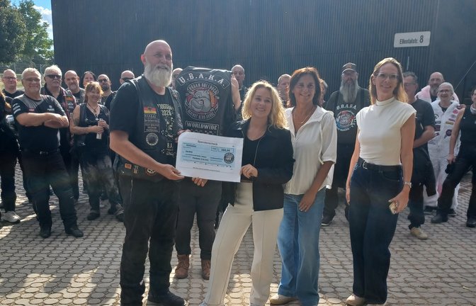 Große Freude: Der Verein Ubaka übergibt seine Spende von 500 Euro an die Verantwortlichen vom Jugendhaus 4D in Bietigheim. <span class='image-autor'>Foto: p</span>