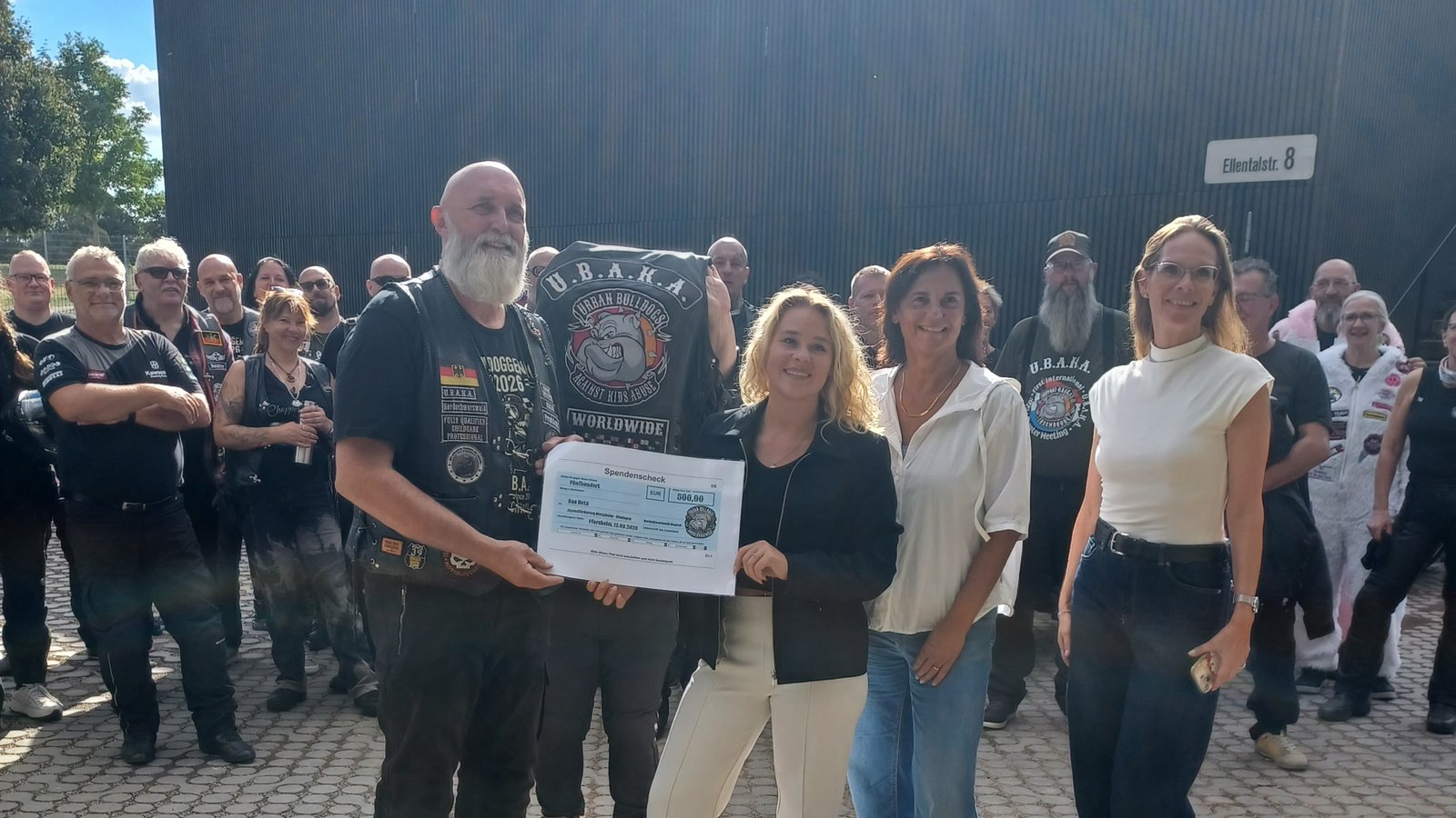 Große Freude: Der Verein Ubaka übergibt seine Spende von 500 Euro an die Verantwortlichen vom Jugendhaus 4D in Bietigheim. Foto: p