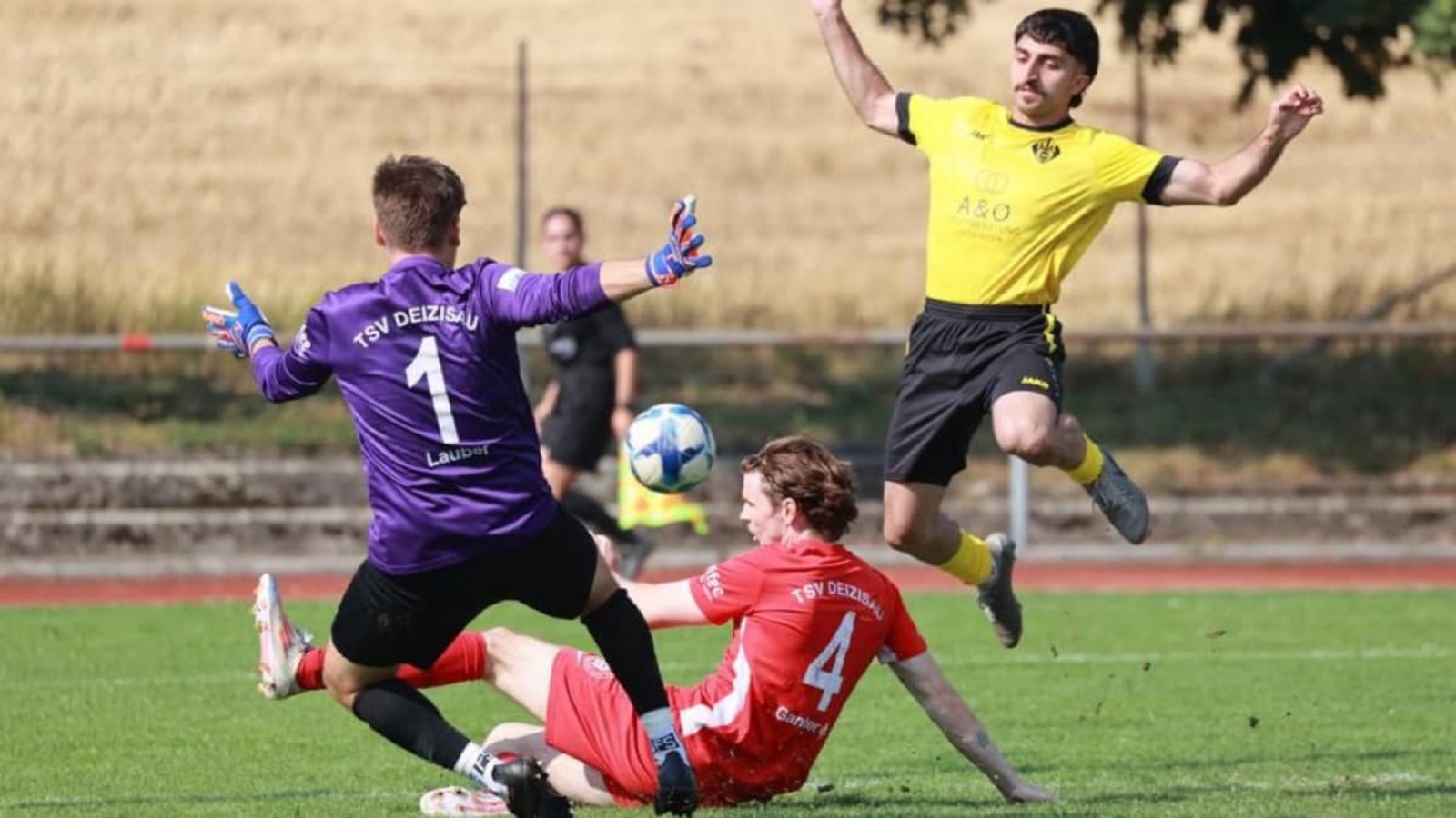 Die Deizisauer Nico Lauber und Joscha Ganter (Nummer 4) verhindern im Halbfinale gegen den FV Plochingen Schlimmeres.Herbert Rudel