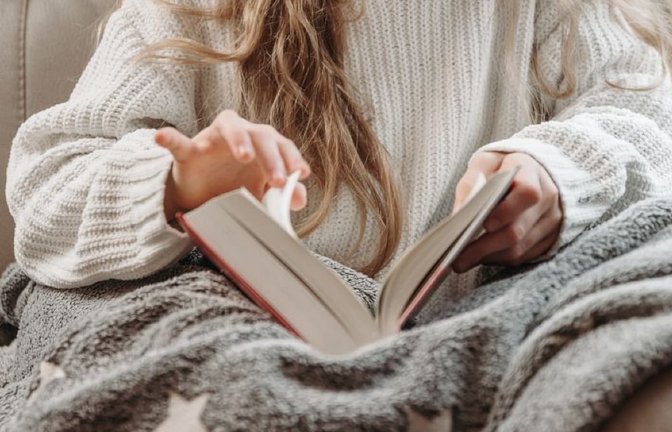 Welche romantischen Bücher passen besonders gut zum Herbst?<span class='image-autor'>Shutterstock/ Anna Kondratiuk-Swiacka</span>