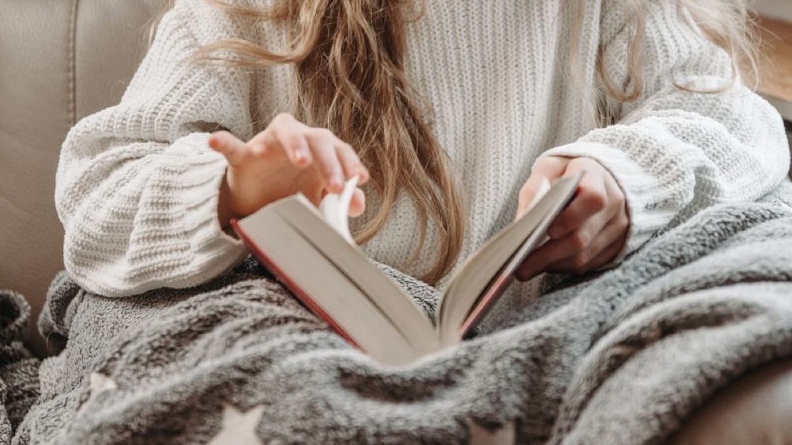 Welche romantischen Bücher passen besonders gut zum Herbst?Shutterstock/ Anna Kondratiuk-Swiacka Welche romantischen Bücher passen besonders gut zum Herbst?Shutterstock/ Anna Kondratiuk-Swiacka