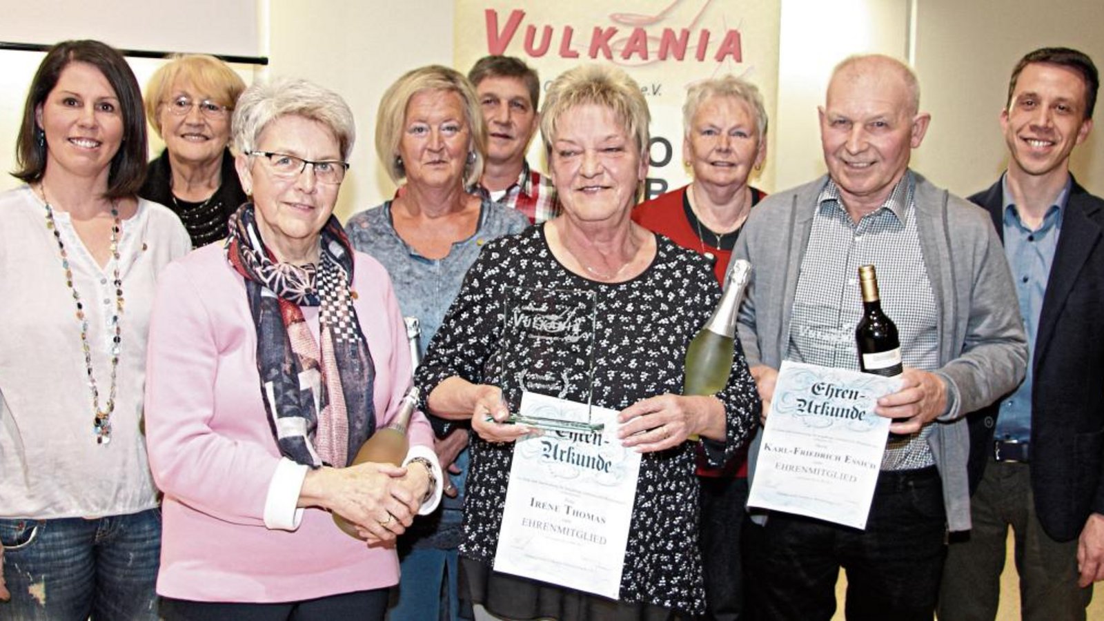 Vulkania-Vorsitzender Axel Hohn (rechts) bedankt sich bei den Geehrten für ihr Engagement. Foto: Gergen Vulkania-Vorsitzender Axel Hohn (rechts) bedankt sich bei den Geehrten für ihr Engagement. Foto: Gergen