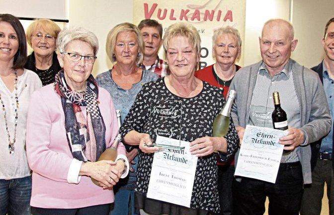 Vulkania-Vorsitzender Axel Hohn (rechts) bedankt sich bei den Geehrten für ihr Engagement. Foto: Gergen