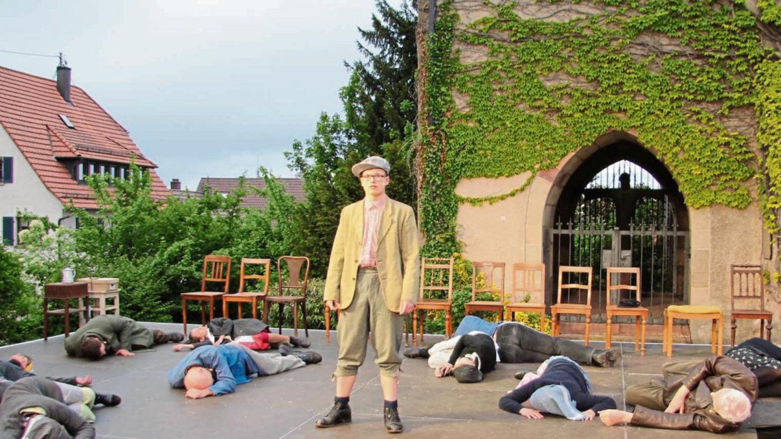 Dokumentarisches Theaterstück vor dem Martinsturm in Nussdorf: Ralf (Tom Engel) umringt von den Gefallenen des 7. April 1945. Fotos: Gergen Dokumentarisches Theaterstück vor dem Martinsturm in Nussdorf: Ralf (Tom Engel) umringt von den Gefallenen des 7. April 1945. Fotos: Gergen