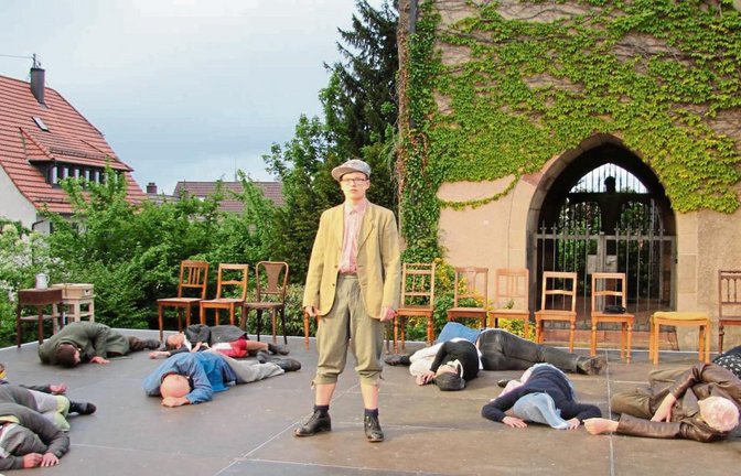 Dokumentarisches Theaterstück vor dem Martinsturm in Nussdorf: Ralf (Tom Engel) umringt von den Gefallenen des 7. April 1945.  Fotos: Gergen