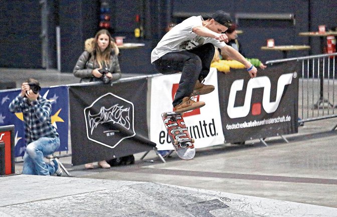 Mit Tricks wie dem sogenannten Varial Heelflip hat Jakob Dohse die Jurymitglieder bei den deutschen Meisterschaften in Rust begeistert. Fotos: privat