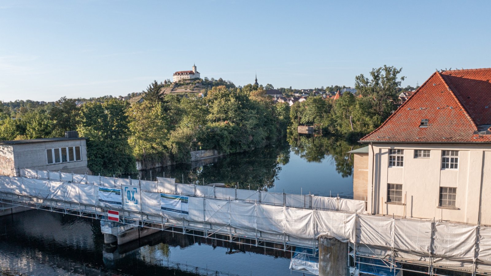 „Wir nutzen bei diesem Wetter ausgiebig unsere Saisonkarte für das Freibad. Zurzeit nehmen wir dabei gern einen Umweg in Kauf, in der Hoffnung auf eine gelungene Restaurierung des Stegs“, schreibt Hans-Joachim Rösner und fügt hinzu: „Der Taubenschwarm auf dem Dach hat diesmal auf einen Angriff auf den fliegenden Fotoapparat verzichtet.“ „Wir nutzen bei diesem Wetter ausgiebig unsere Saisonkarte für das Freibad. Zurzeit nehmen wir dabei gern einen Umweg in Kauf, in der Hoffnung auf eine gelungene Restaurierung des Stegs“, schreibt Hans-Joachim Rösner und fügt hinzu: „Der Taubenschwarm auf dem Dach hat diesmal auf einen Angriff auf den fliegenden Fotoapparat verzichtet.“