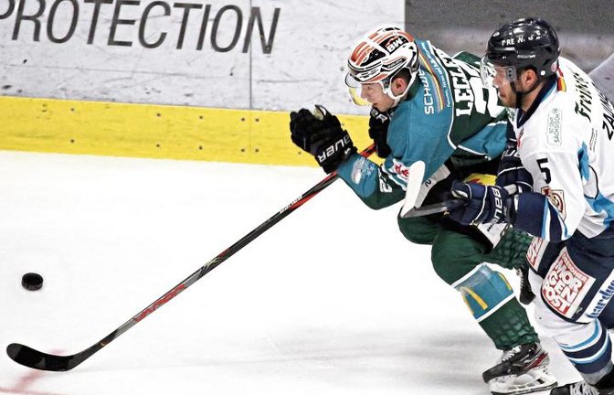 Guillaume Leclerc hat hier zwar gegen Sebastian Zauner die Nase vorn, doch die Bietigheim Steelers verlieren das Heimspiel gegen die Dresdner Eislöwen mit 1:2. Foto: Baumann