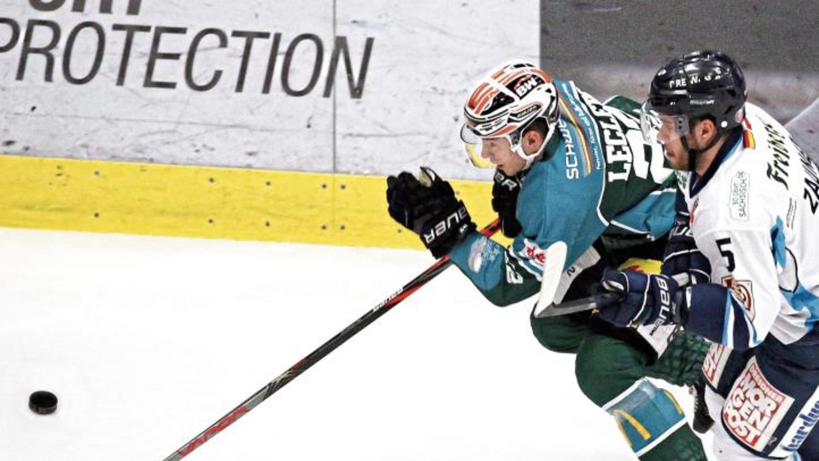 Guillaume Leclerc hat hier zwar gegen Sebastian Zauner die Nase vorn, doch die Bietigheim Steelers verlieren das Heimspiel gegen die Dresdner Eislöwen mit 1:2. Foto: Baumann Guillaume Leclerc hat hier zwar gegen Sebastian Zauner die Nase vorn, doch die Bietigheim Steelers verlieren das Heimspiel gegen die Dresdner Eislöwen mit 1:2. Foto: Baumann