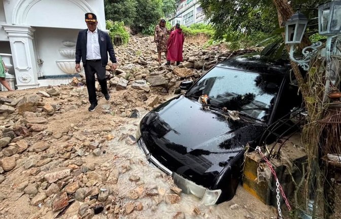 Auch beliebte Urlaubsorte waren von den Folgen des Starkregens betroffen.<span class='image-autor'>Uncredited/Phuket province's Public via AP Relations Department/dpa</span>