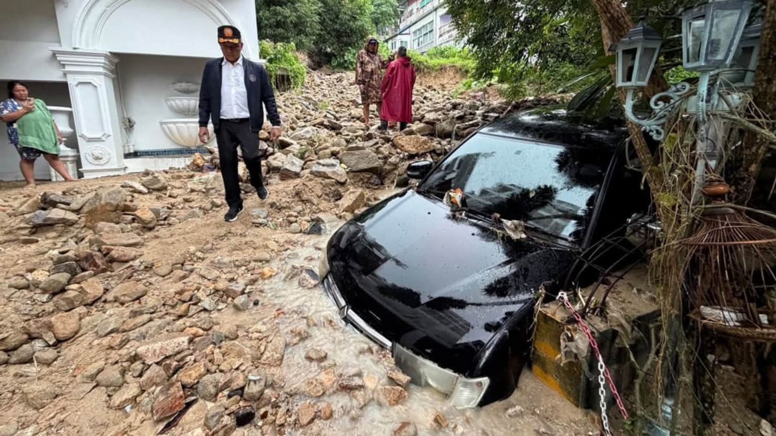 Auch beliebte Urlaubsorte waren von den Folgen des Starkregens betroffen.Uncredited/Phuket province's Public via AP Relations Department/dpa Auch beliebte Urlaubsorte waren von den Folgen des Starkregens betroffen.Uncredited/Phuket province's Public via AP Relations Department/dpa